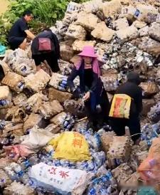 洪水泡过的瓶装水没开封也不能喝洪水浸泡过的未开封瓶装饮料千万别随便喝。瓶盖咬合存