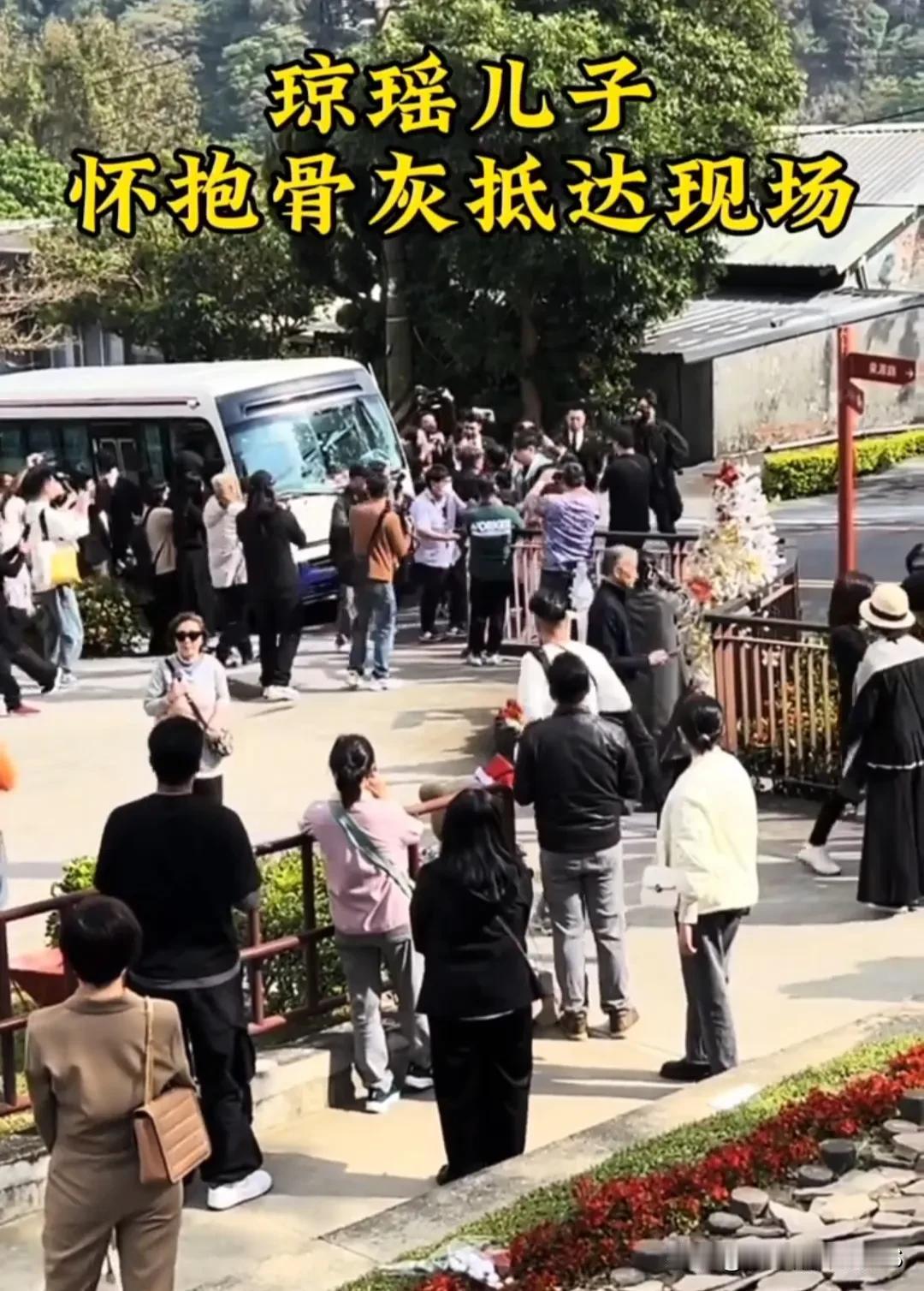 大家有没有注意到啊？就在琼瑶儿子蹲下身子的那一瞬间，真的有一只黄色的蝴蝶飞过去了