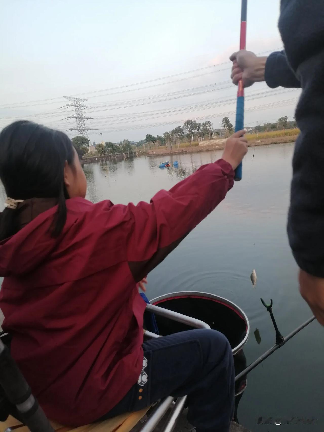 女儿第一次钓上来鱼，好开心。江南的钓鱼姥，从娃娃抓起[祝福]