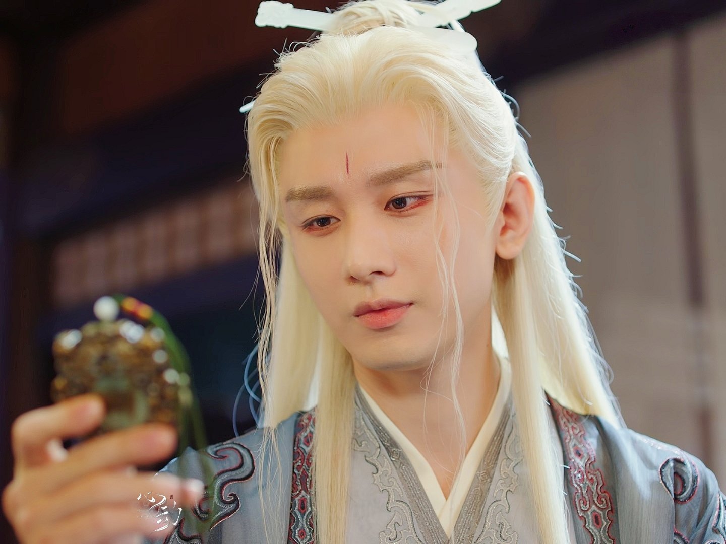 “他眼里有江湖夜雨，也有炊烟温热。成毅，用十年凿一扇窗，让我们看见演员二字最朴素