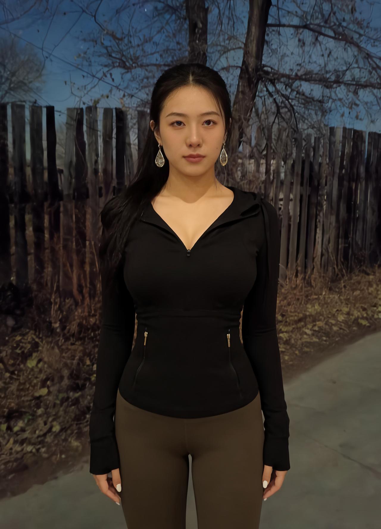 暮烟织袂裹素腰，独立荒篱影落桥。
眉边暗锁荒原雪，眼底明吞暮海潮。
胸凝浩气藏傲