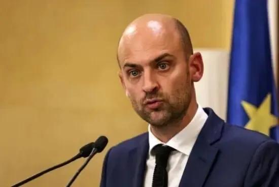 法国又整事了，法国外长2月3日对媒体表示：我认为俄罗斯必须放弃极致強硬的诉求，近