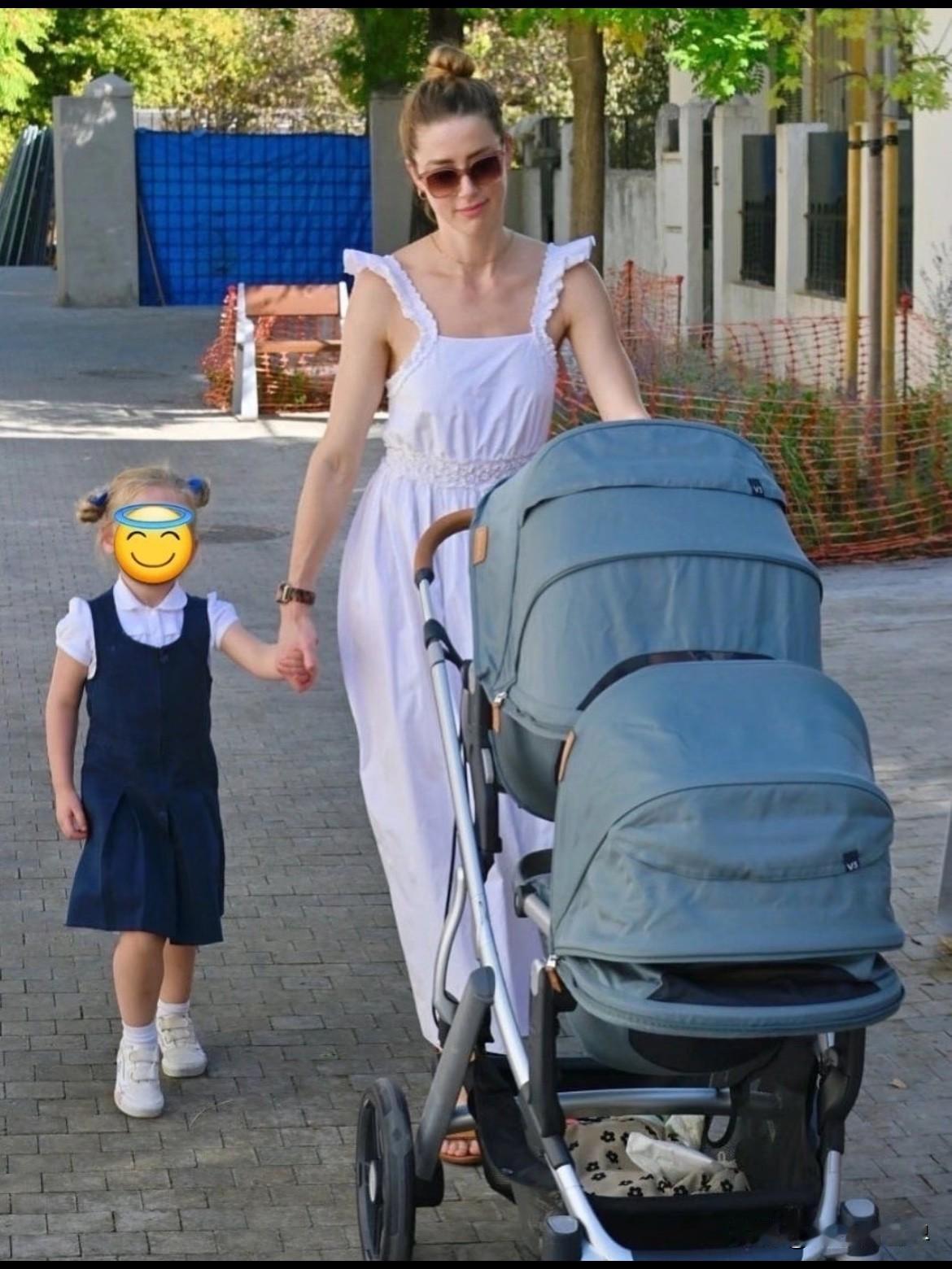 约翰尼德普前妻艾梅柏近期带着三个代孕宝宝出门被偶遇抓拍～

2021年代孕生下女