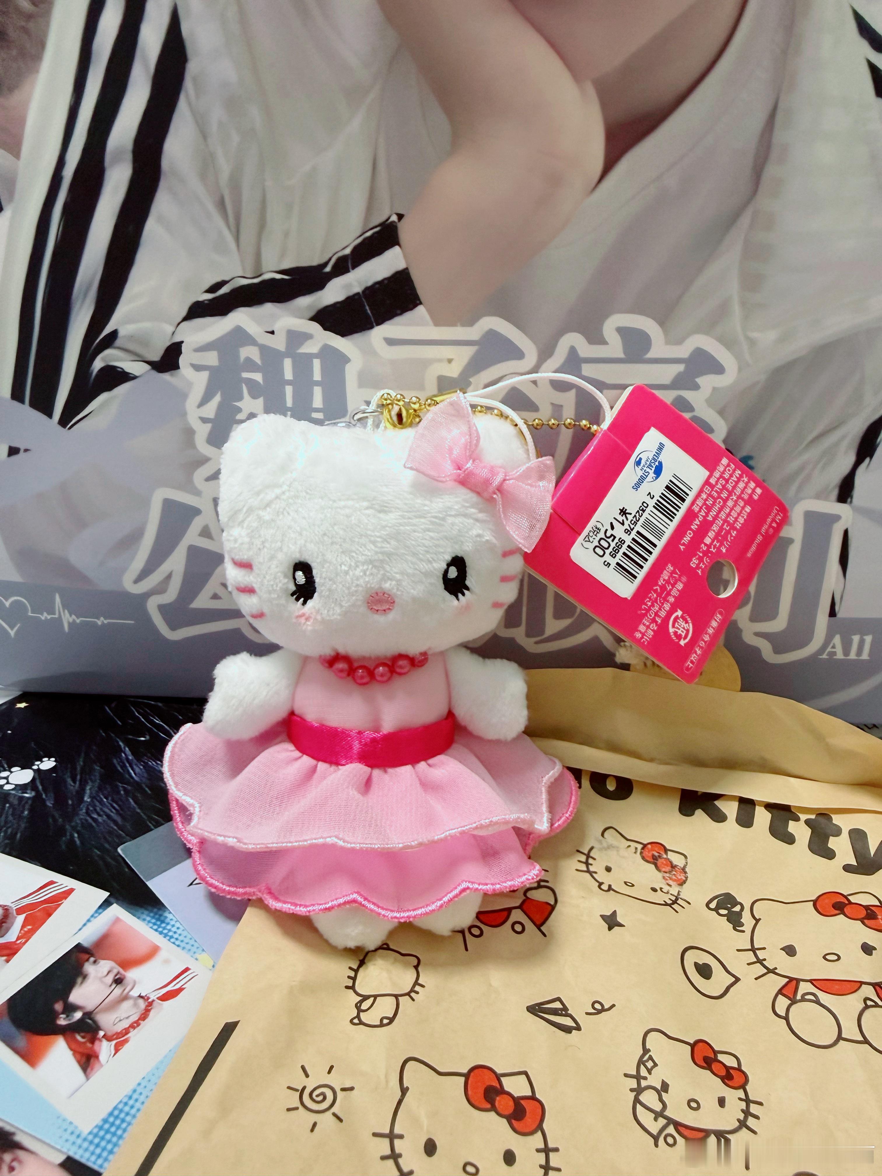 有人来认领一下吗，在包店给我的，一个用纸袋装着的日本限定Hello Kitty