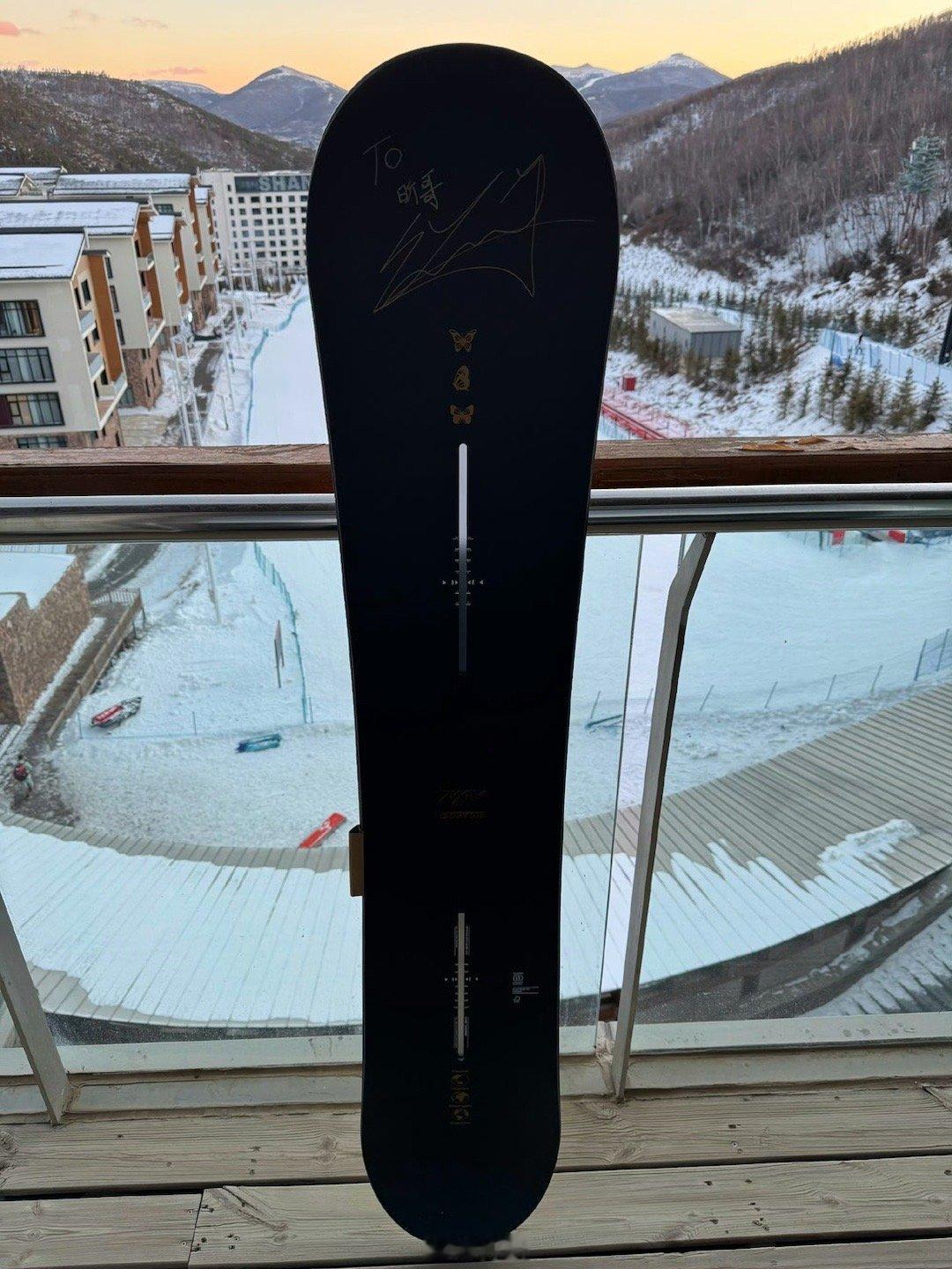 许昕说苏翊鸣太帅了许昕发文祝贺苏翊鸣夺金：太帅了！！！三跳全是高分！！！无敌！！