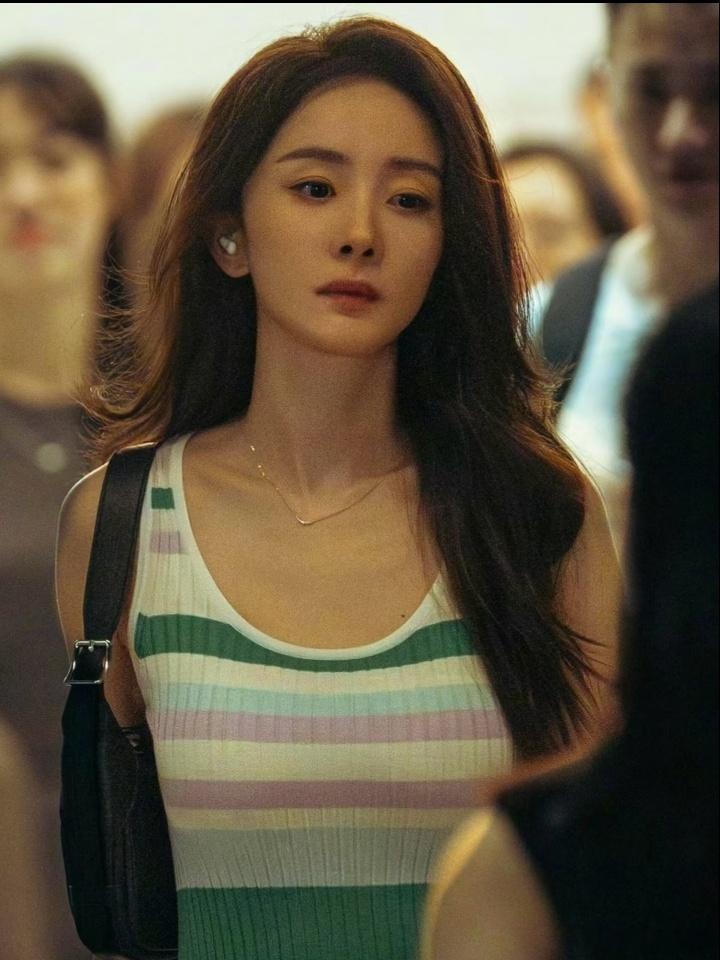 杨幂带火吊带条纹长裙十年前流行过的条纹裙，被杨幂从衣柜里翻出来重新封神。她说时尚