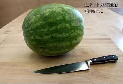 今天给大家推荐一款好吃又好玩的鲨鱼西瓜雕，孩子同学来家里来做客整一个，这不得嘎嘎
