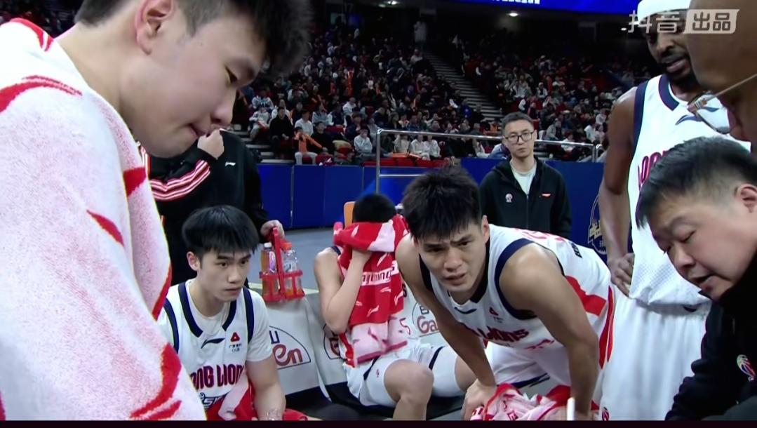 上海95:78击败广州龙狮，其中王哲林砍下25分10篮板，并创造了历史，成为现役