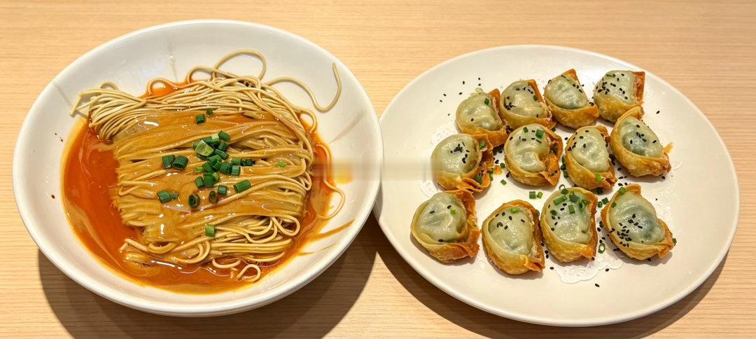 早～安，早餐 | | 麻酱拌面～干煎馄饨。又是美好的一天，奥利给✌🏻。岑先生[