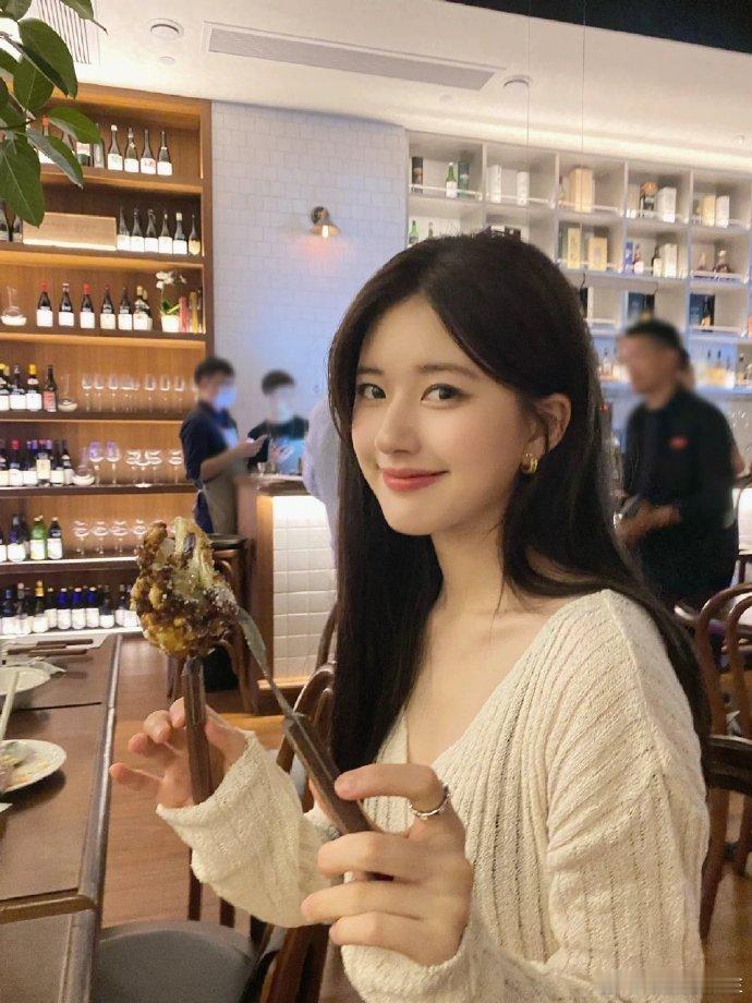 赵露思超话生图来袭，颜值在线状态佳，清新自然，尽显独特魅力。 ​​​