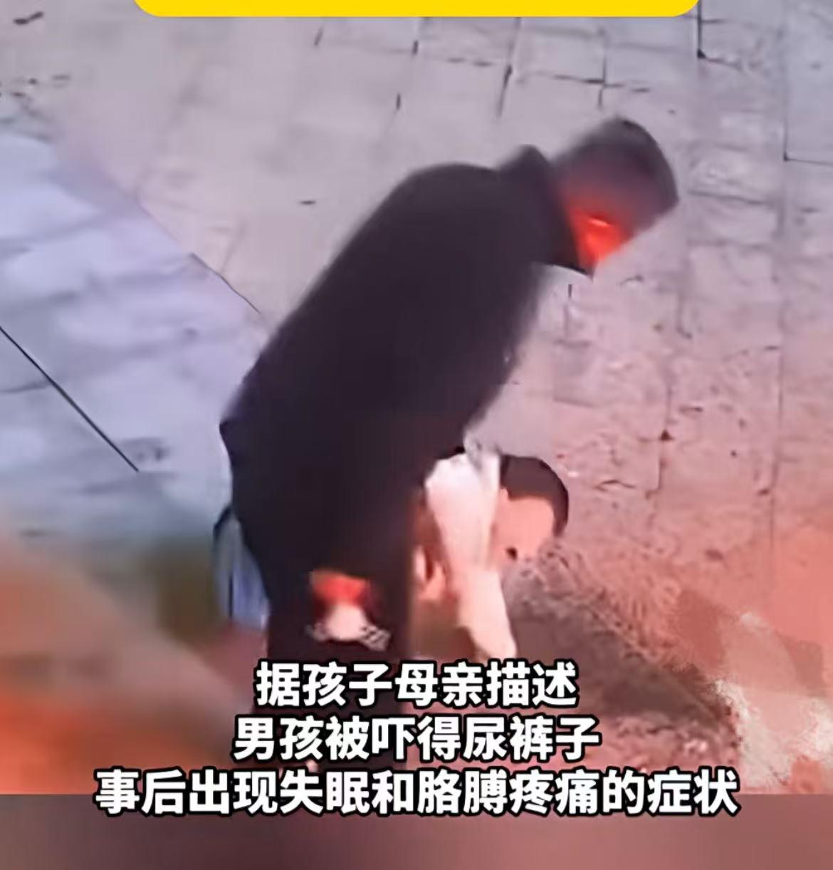 安徽六安。男孩拿酒瓶里的塑料圈当飞镖玩耍，不慎砸中男子，被男子暴力拖拽要求道歉，