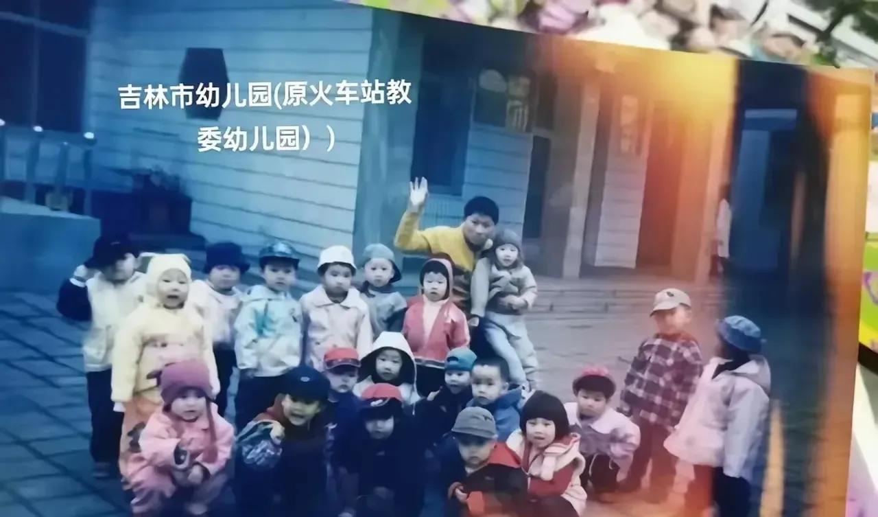 这届网友真的是神通广大啊！
莎莎和大头幼儿园的照片都翻出来了。
还别说，00后的