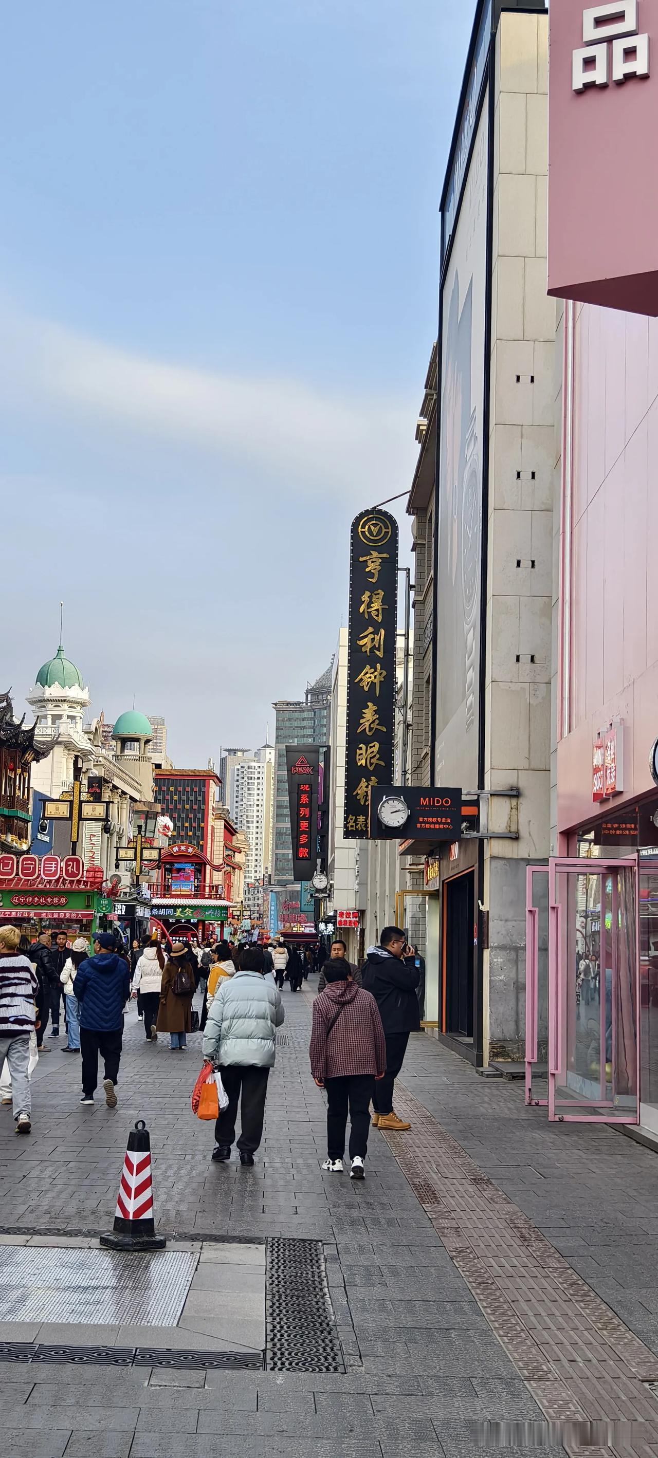 街拍沈阳，沈阳中街商业街有近400年的历史，每当夜幕降临，华灯初上，这里游人如织