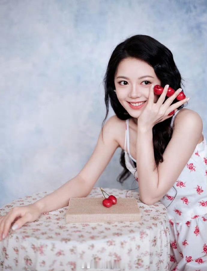 比小蛋糕更香甜可口的是赵今麦电视剧樱桃琥珀 当赵今麦捧着樱桃展颜一笑，整个屏幕都