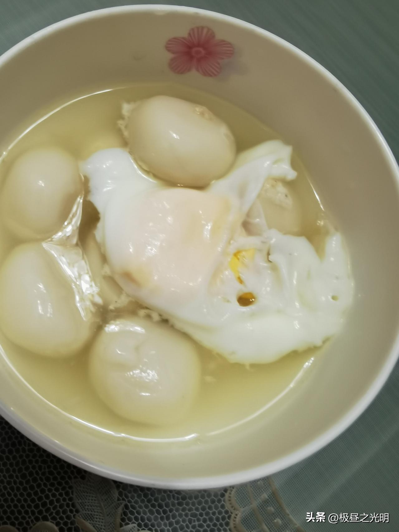 用热水煮。

水开后，下汤圆，再用勺子轻轻推动，防止粘锅。一般也和煮饺子一样，点