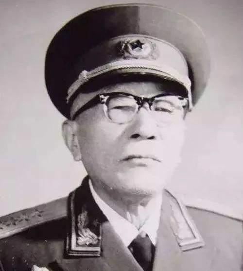 1930年7月23日拂晓，黄克诚指挥部队打响晋坑之战。黄克诚一路冲到前线，却不由