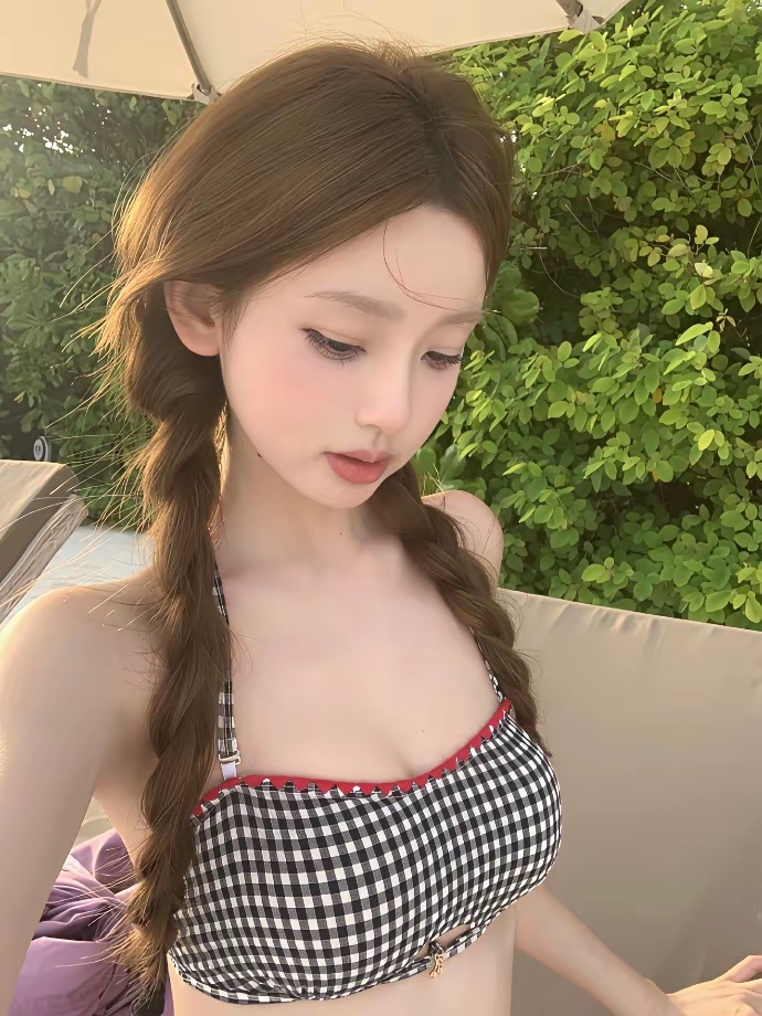 懒懒晒出和王思聪睡的床用粉色的花朵，和嫩绿的叶子拼凑出生日蛋糕，气球的造型，还摆