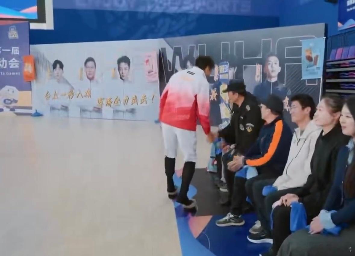 邓超这么熟练在家没少穿吧邓超穿马蹄鞋如履平地，这看来在家没少借娘娘的鞋来练习吧五