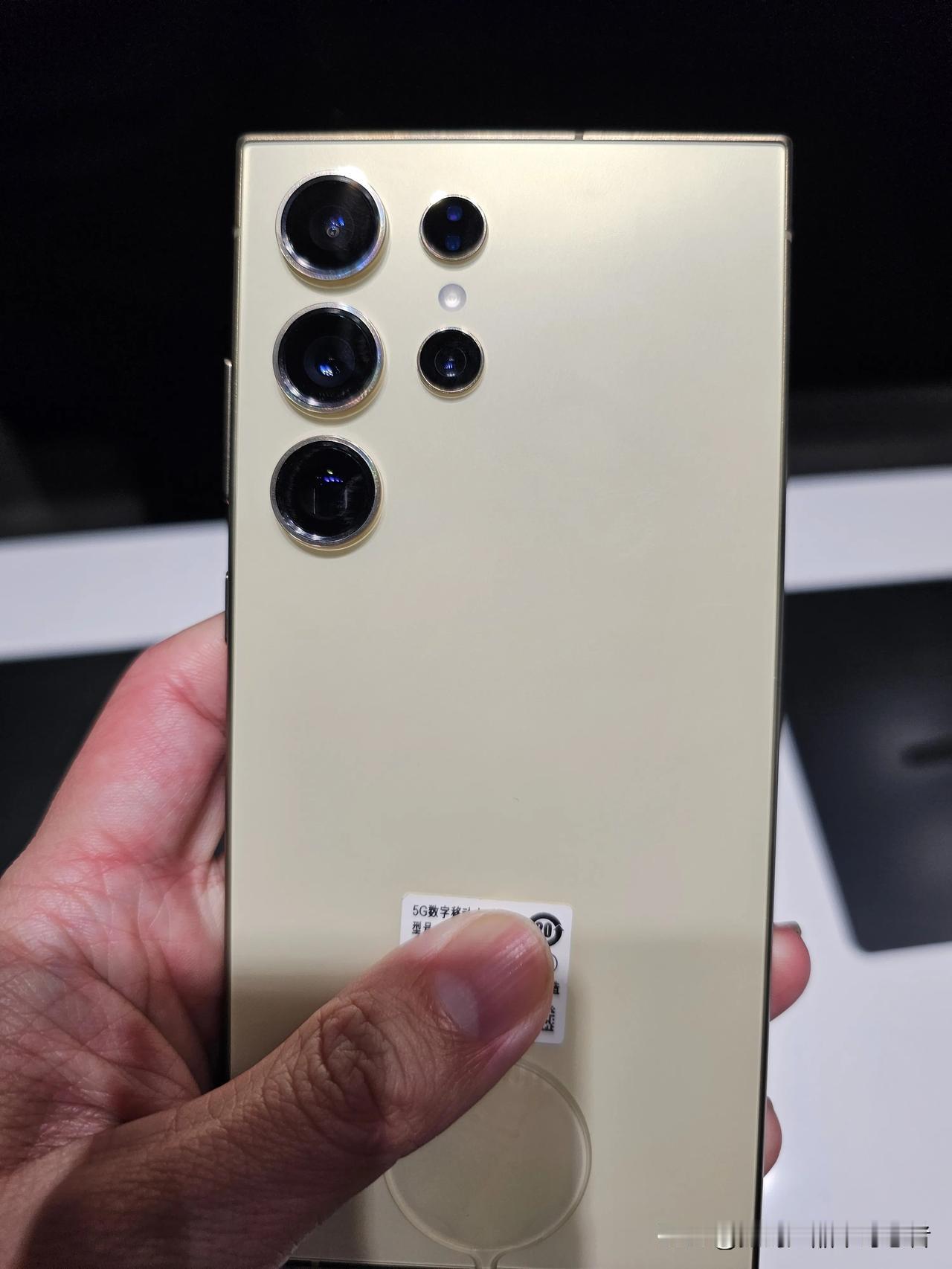 三星Galaxy S24系列真机上手[舔屏][爱慕]
中杯＆大杯，屏幕四边等宽，