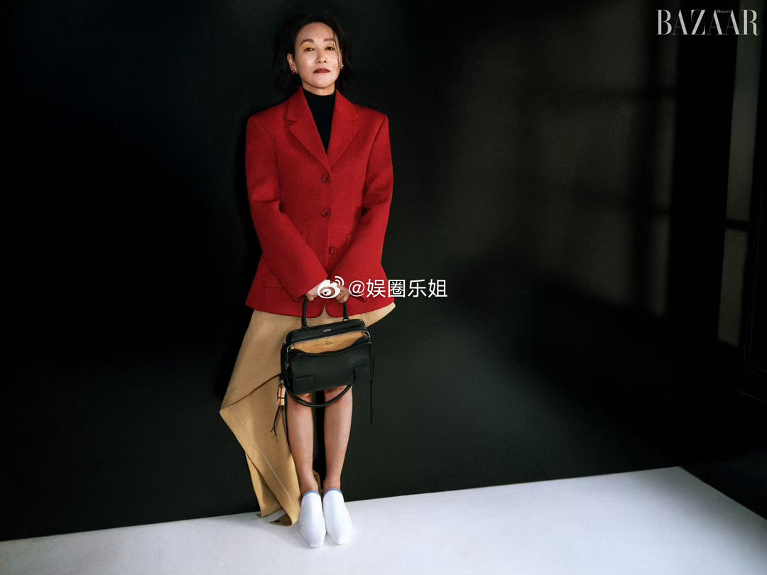 惠英红，崭新的60+，一边是岁月沉淀的好靓，一边是举杯庆祝的尽兴！年龄，是陪伴她