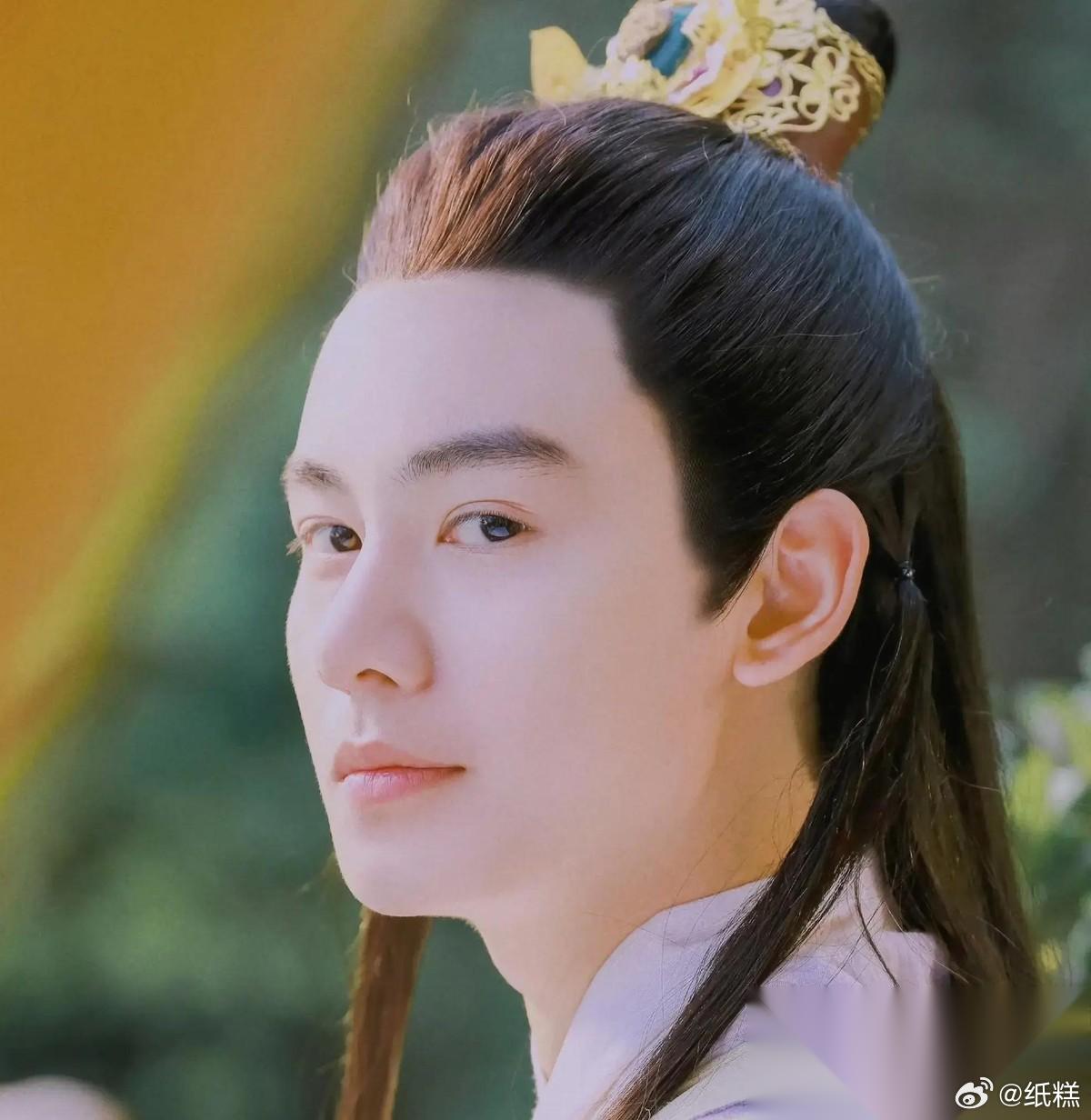 内娱的剧组现在是真会吊人胃口，腾讯那部S级古装大饼《大唐辟珠记》还没见影儿，男主
