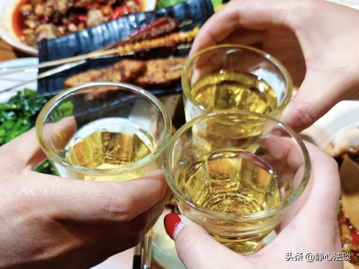 山东，一女孩和两男子一起喝酒撸串，期间与一男子聊的火热，结束后，女孩让男子送她回