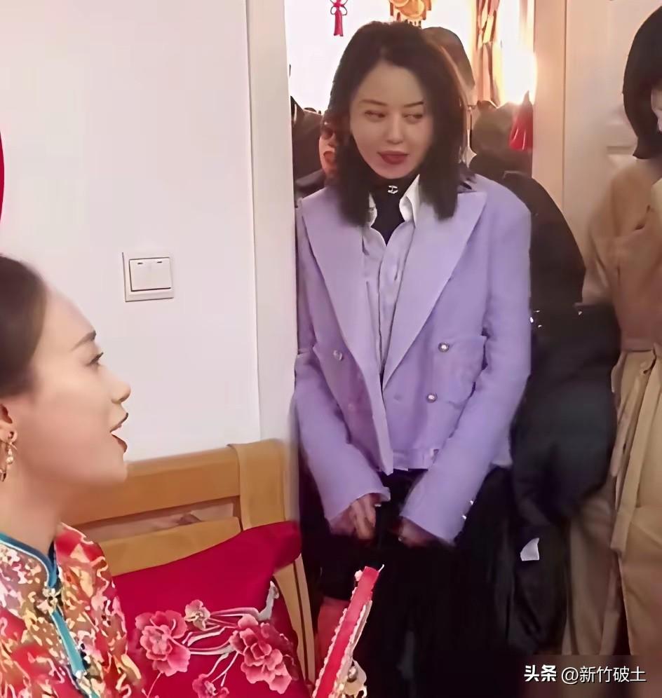 我一直以为明星衣锦还乡都要风风光光，直到看到辛芷蕾回鹤岗参加弟弟婚礼的视频，我才