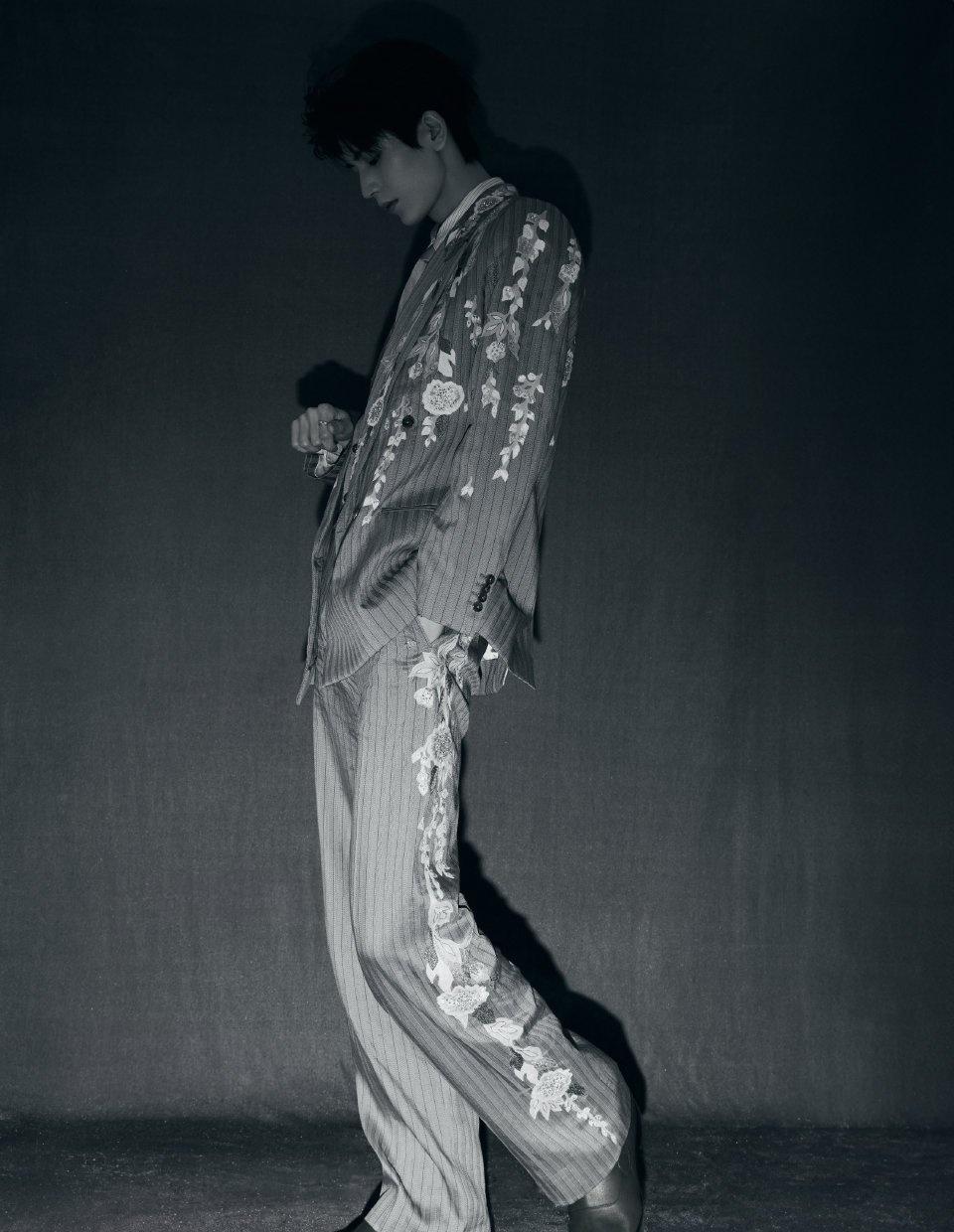 张凌赫zlh张凌赫刘宇宁 两个大长腿zlh张凌赫 
不愧是192的身高，这腿，我