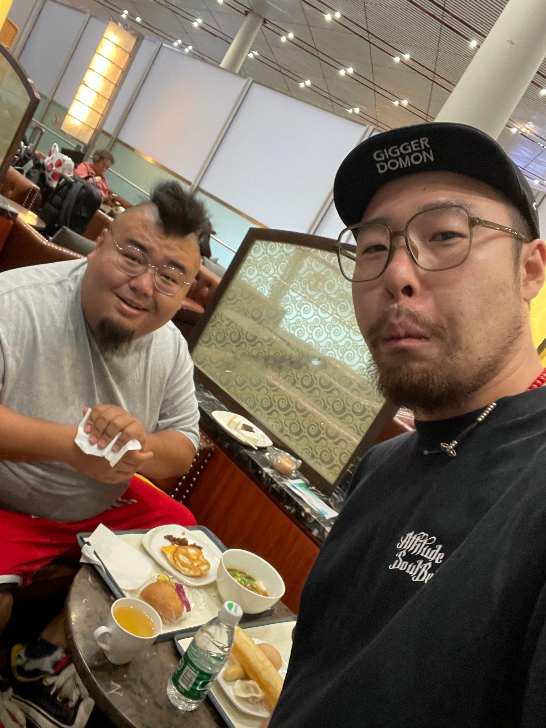 和在机场不小心约上个早点[doge]汽场全开JR的世界[超话]  ​​​