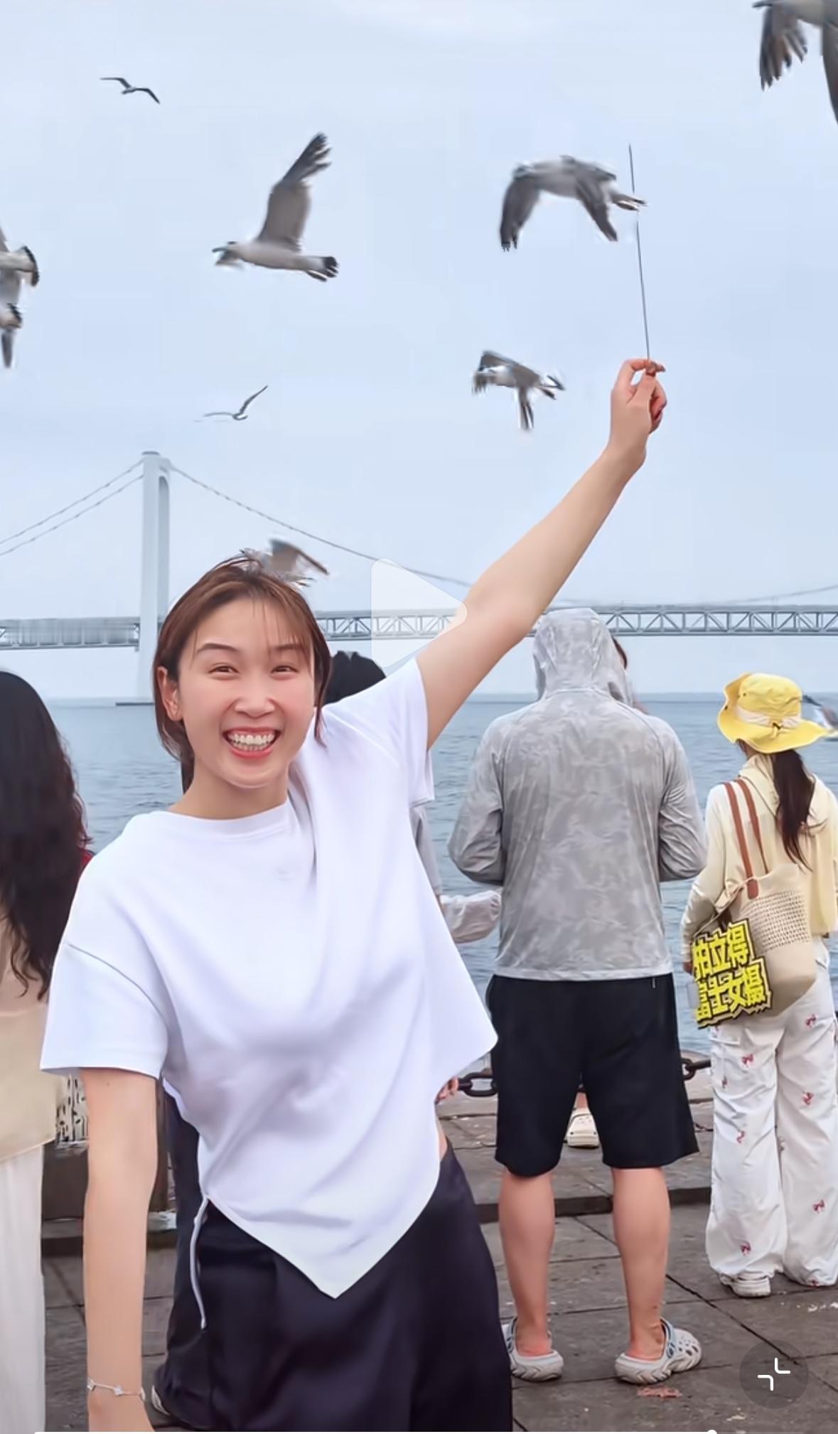 钱天一更新：来大连，总要喂一次海鸥吧——投喂成功！
7月27日，钱天一在转场乒超