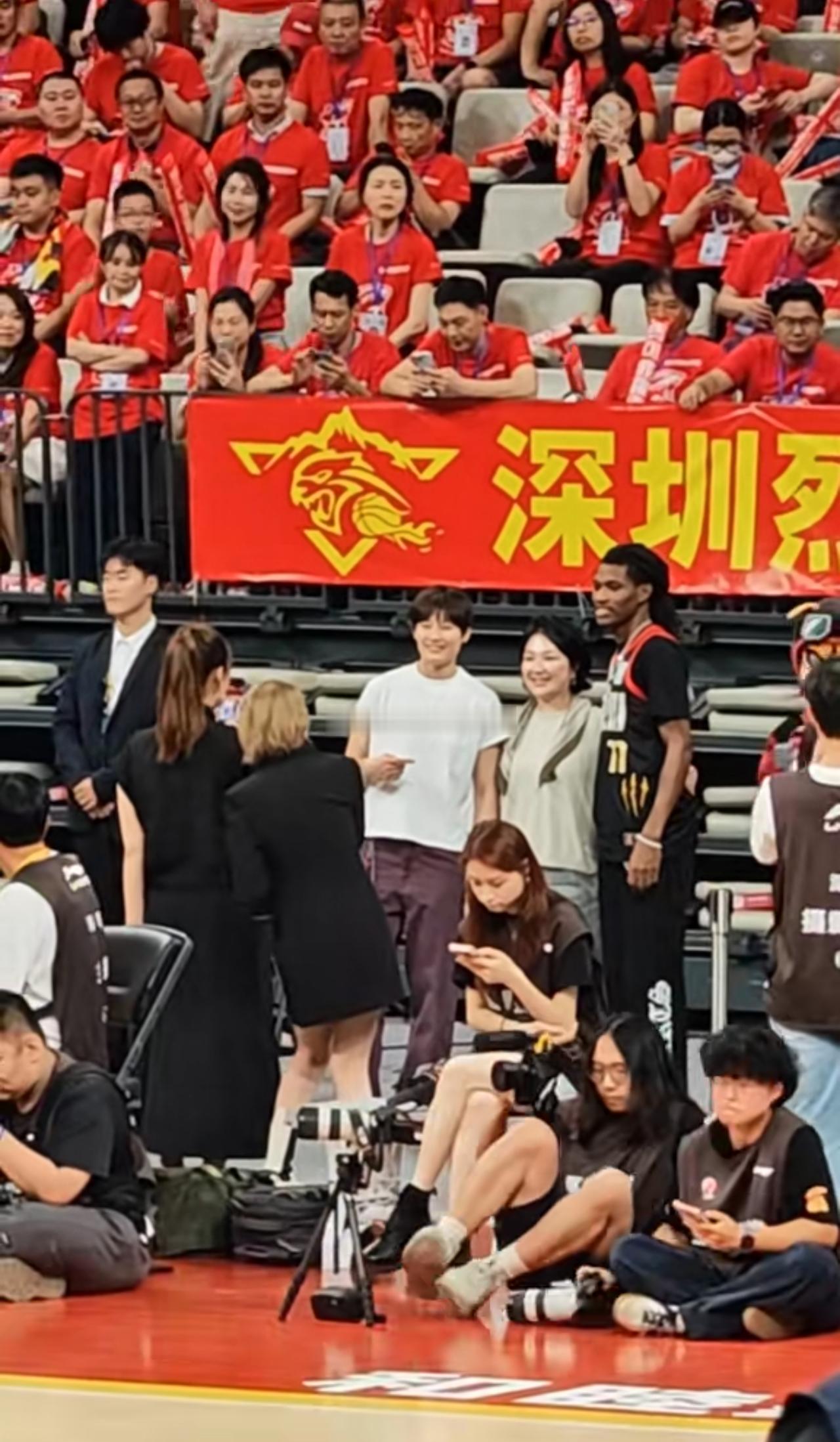 深圳男篮vs广厦男篮 妞姐来给深圳男篮加油了，现场人气炸裂，各种合影拍拍拍 杨力