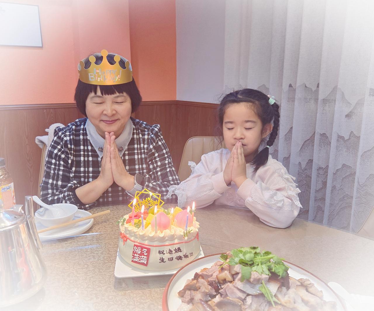 小孙女和我一起过生日，我俩在默默地祝福着，吹灭蜡烛后，她问我许的是啥愿，我说许的