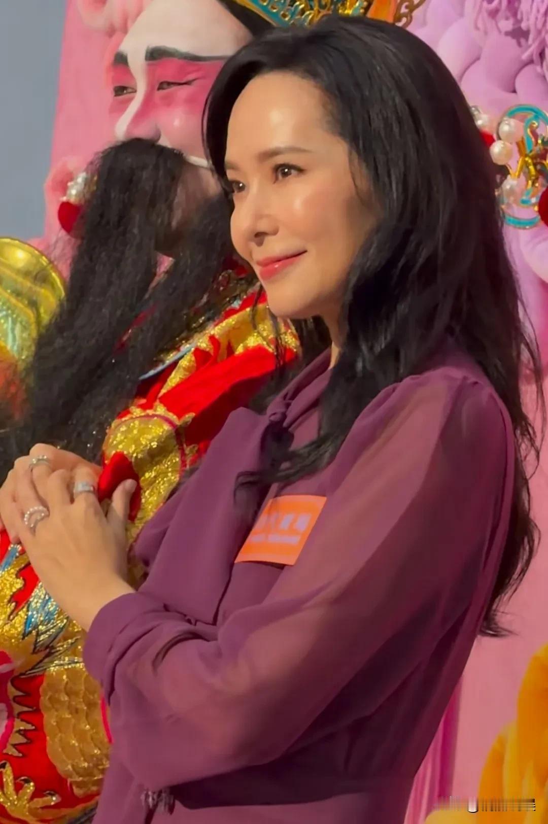 港星就是会保养啊，一个个的怎么都不见老！
港姐郭羡妮出席活动，卷发披肩，发量超多