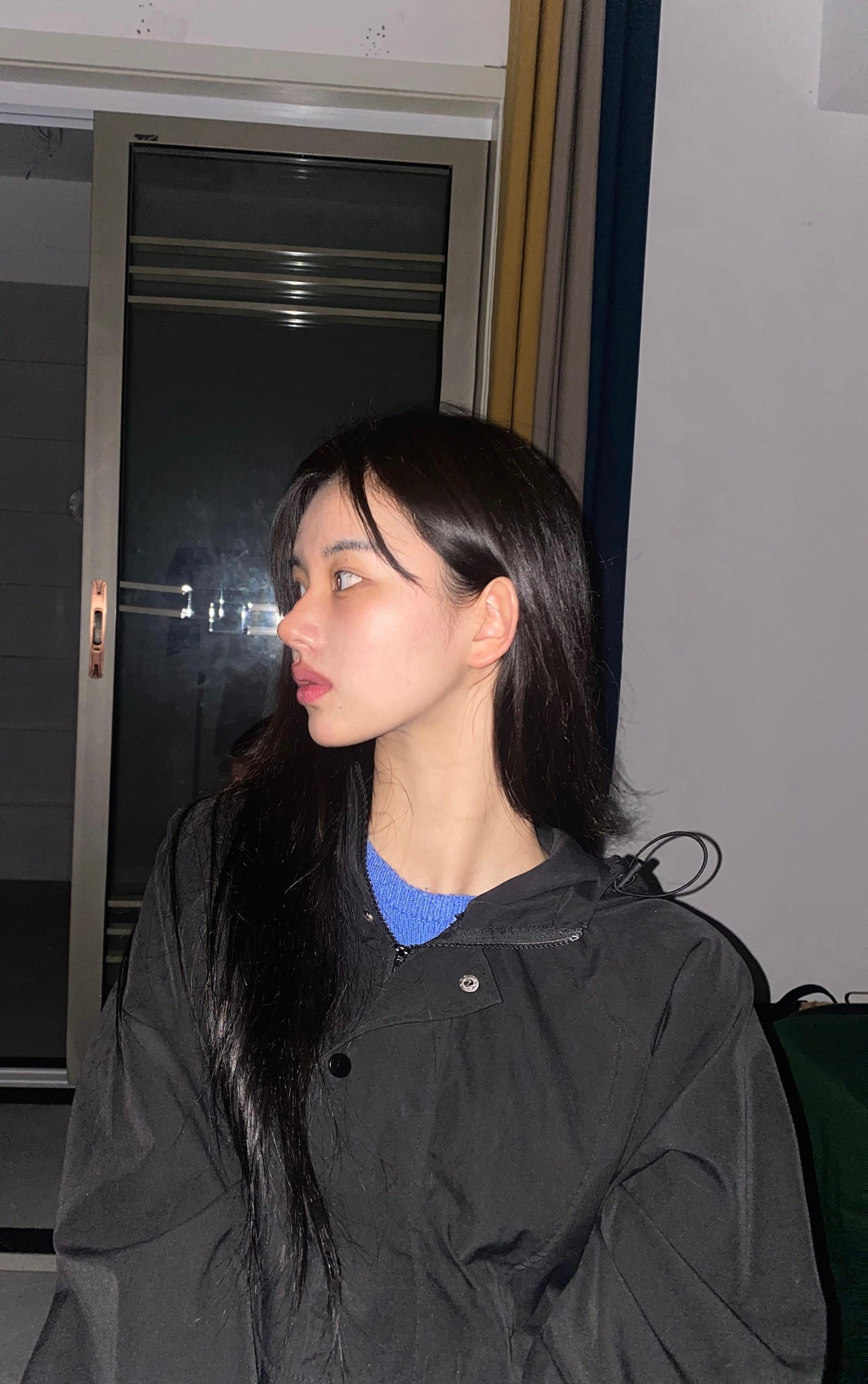 想让阳光打在身上 算了 暗暗的也挺好的  ​​​