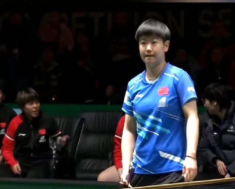 谁懂啊！莎莎打比赛居然“让”了德国选手一个争议球？！

现在网上吵翻了——有人说