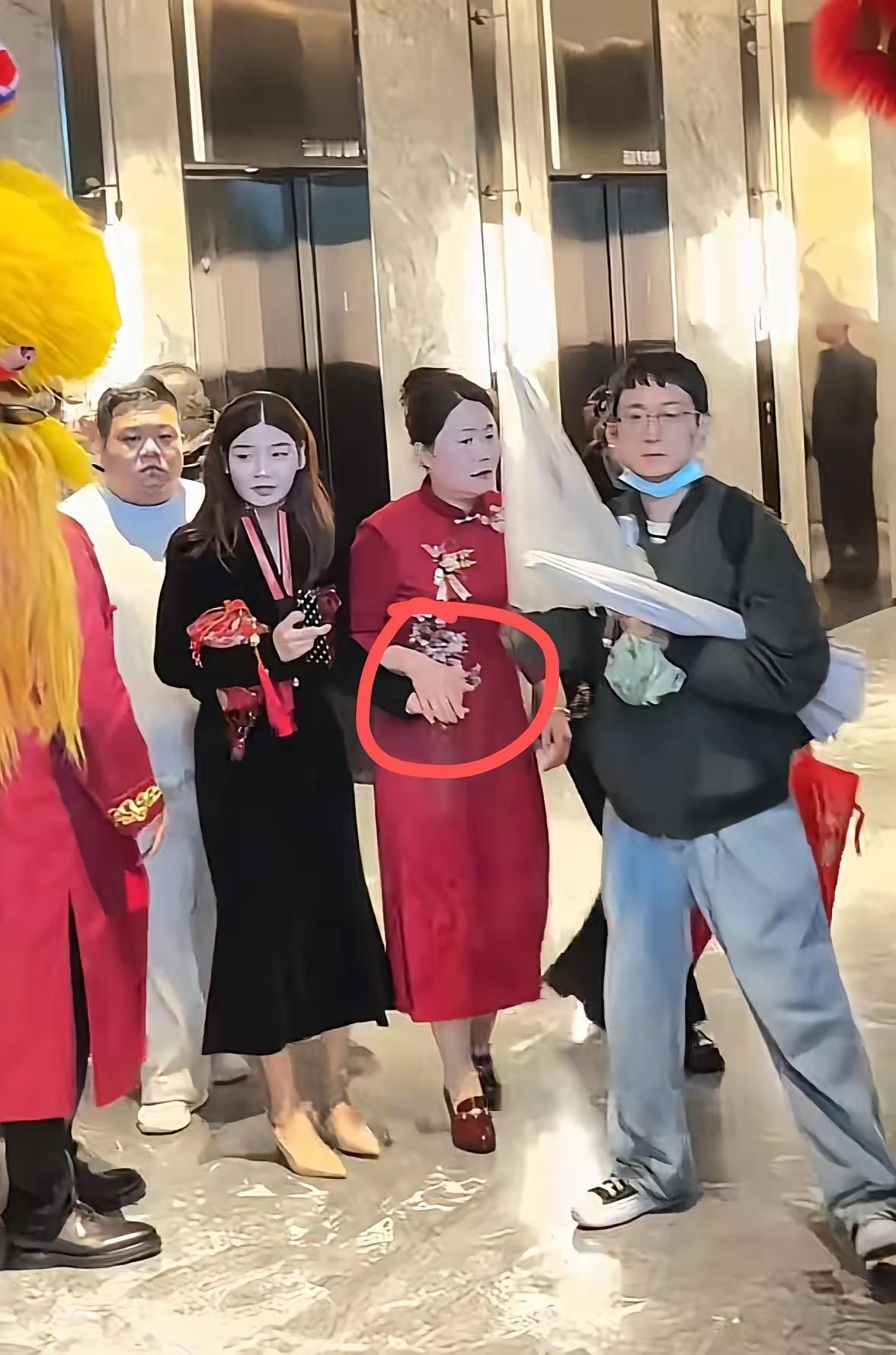 你们别不信
解清帅的嫂子，
估计是一个狠角色，看着不起眼，实际上很会来事儿！
​