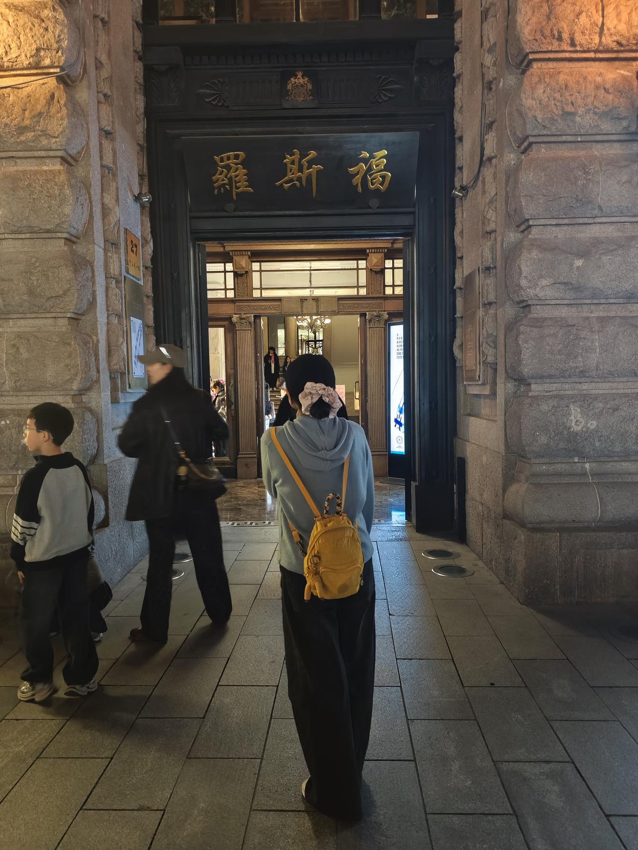 高楼林立的大上海总是让众多游客流连忘返，首当其冲的外滩更是吸引着来自全世界的游客