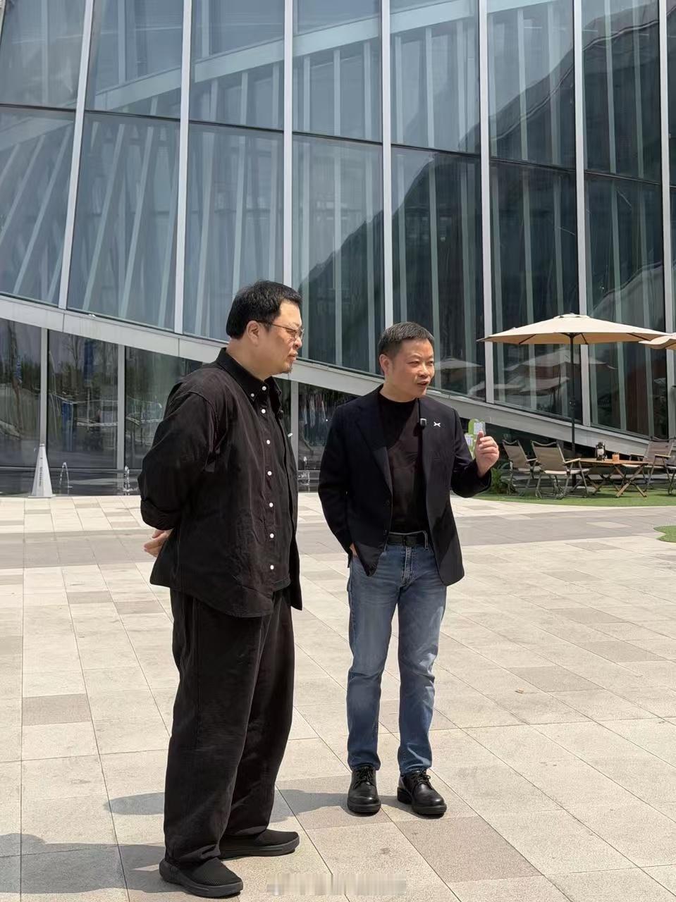 「爱P7的鹏友大聚会」老罗到现场了~体验了VLA2.0~也对P7的设计赞不绝口今