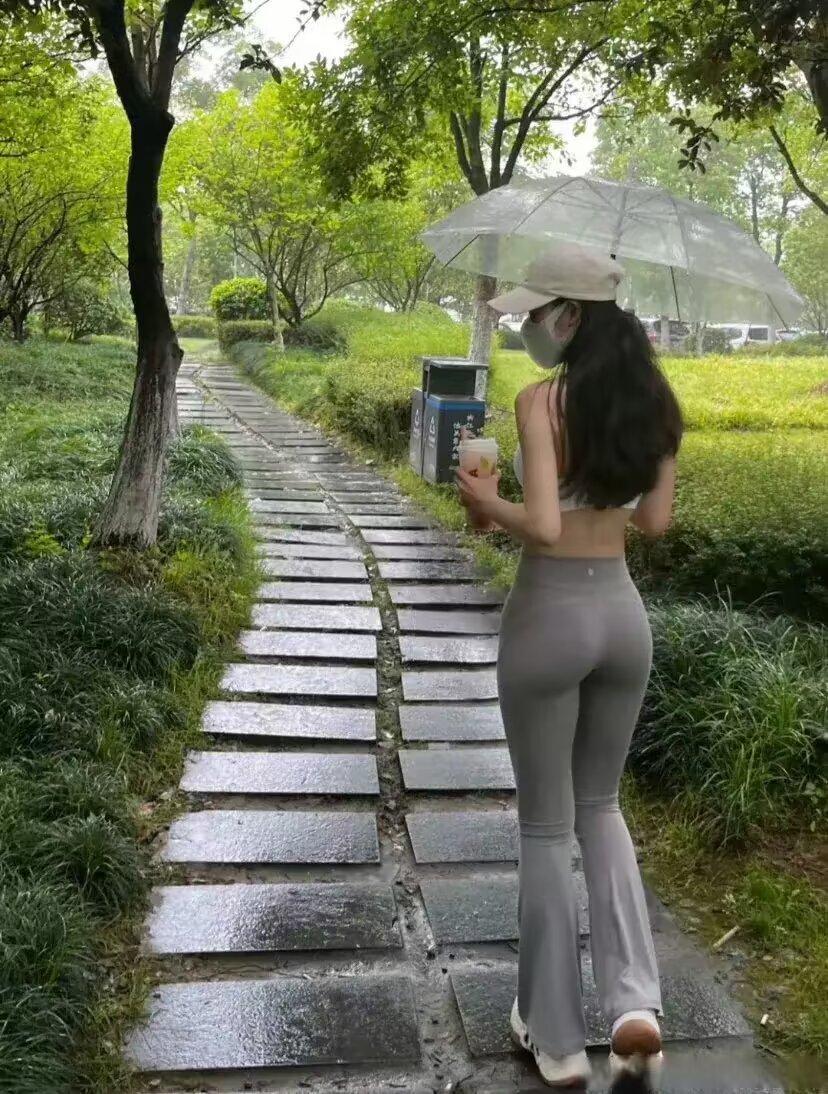 时间会把对你最好的人留到最后， 毕竟喜欢是一阵风，爱是细水长流……