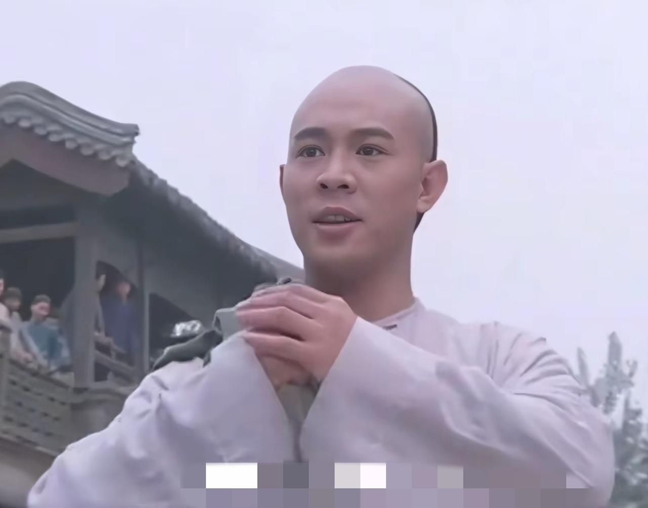 从轻姿飘逸、一脸正气到老态龙钟、步态蹒跚，再到脸色白皙皮肤好，这些年来李连杰经历