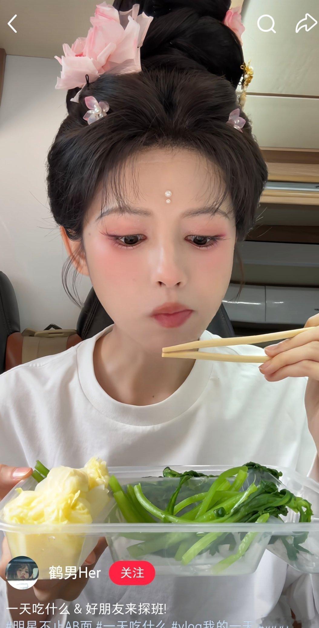 别家女演员吃的真是清淡啊 这些菜都不够我甜塞牙缝的 我姐看了能一直叹气