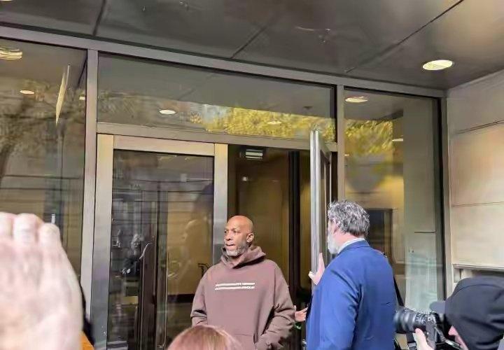 凌晨被捕！比卢普斯已离开当地法院 身着Klutch连帽衫神情复杂，队记：比卢普斯