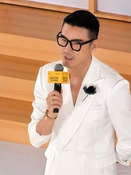 披哥早这么拍不就没事了披哥要是早这么拍，这身段和气质直接碾压全场，随便一个侧脸都