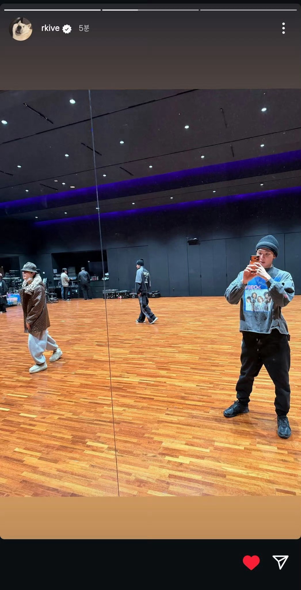 防弹少年团完整体练习室合照防弹少年团练习室合照防弹少年团更新练习室合体照好期待 