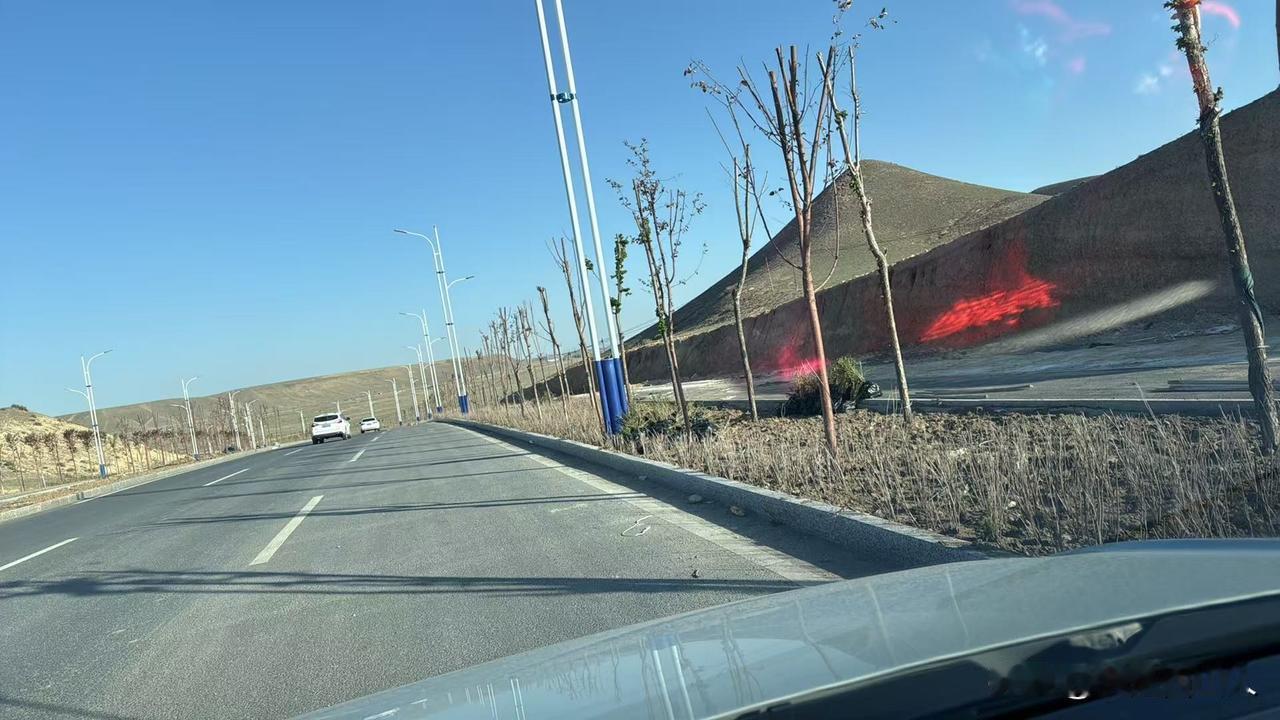 实拍！西山路西延绿化补种启动！仅四道岔至西山煤矿段焕新🌿
 
    西山的家