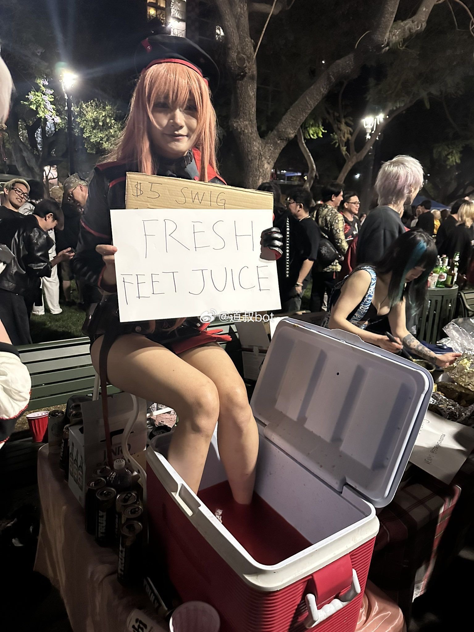 美国举行“cosplayer售卖脚汁”的动漫展活动，有人以约15美元一杯的价格出