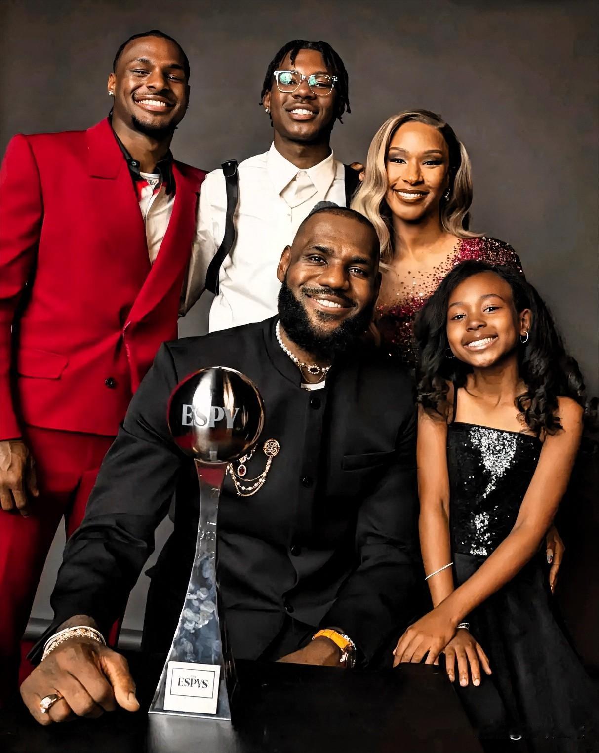 四旬老汉詹姆斯说出了心里话：为了成为历史最佳球员，我牺牲了与妻子相伴的时间！
