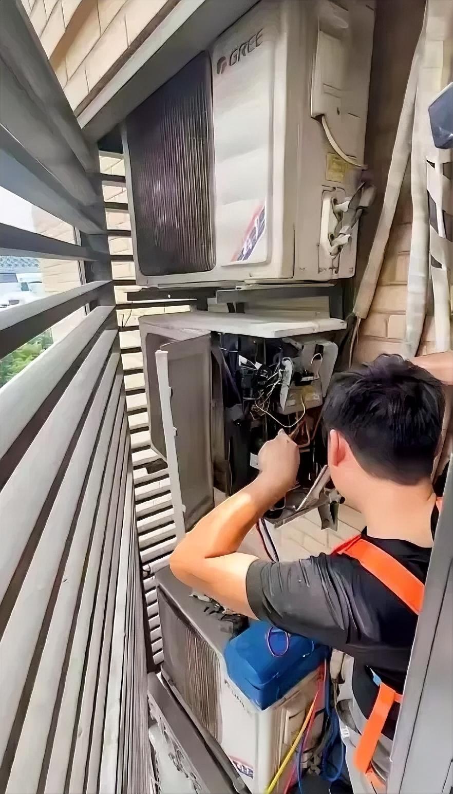 南京一个空调修理工，顶着38度高温干完活，客户多给了七十块钱，他下楼买了瓶冰可乐