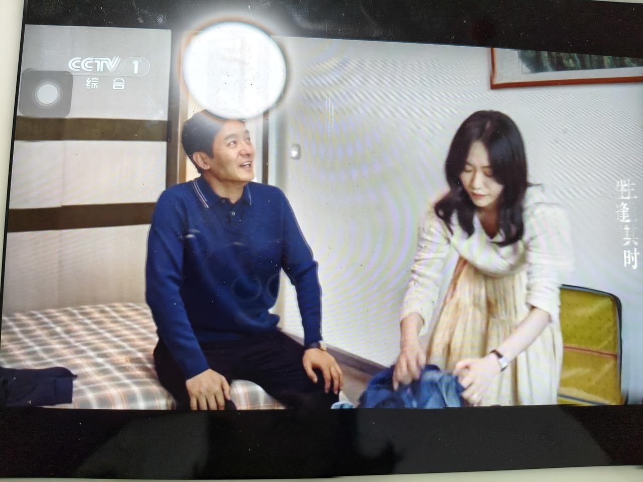 《生逢其时》曹东方糊涂。曹东方重男轻女思想严重，所有精力都花在儿子曹信身上，对女