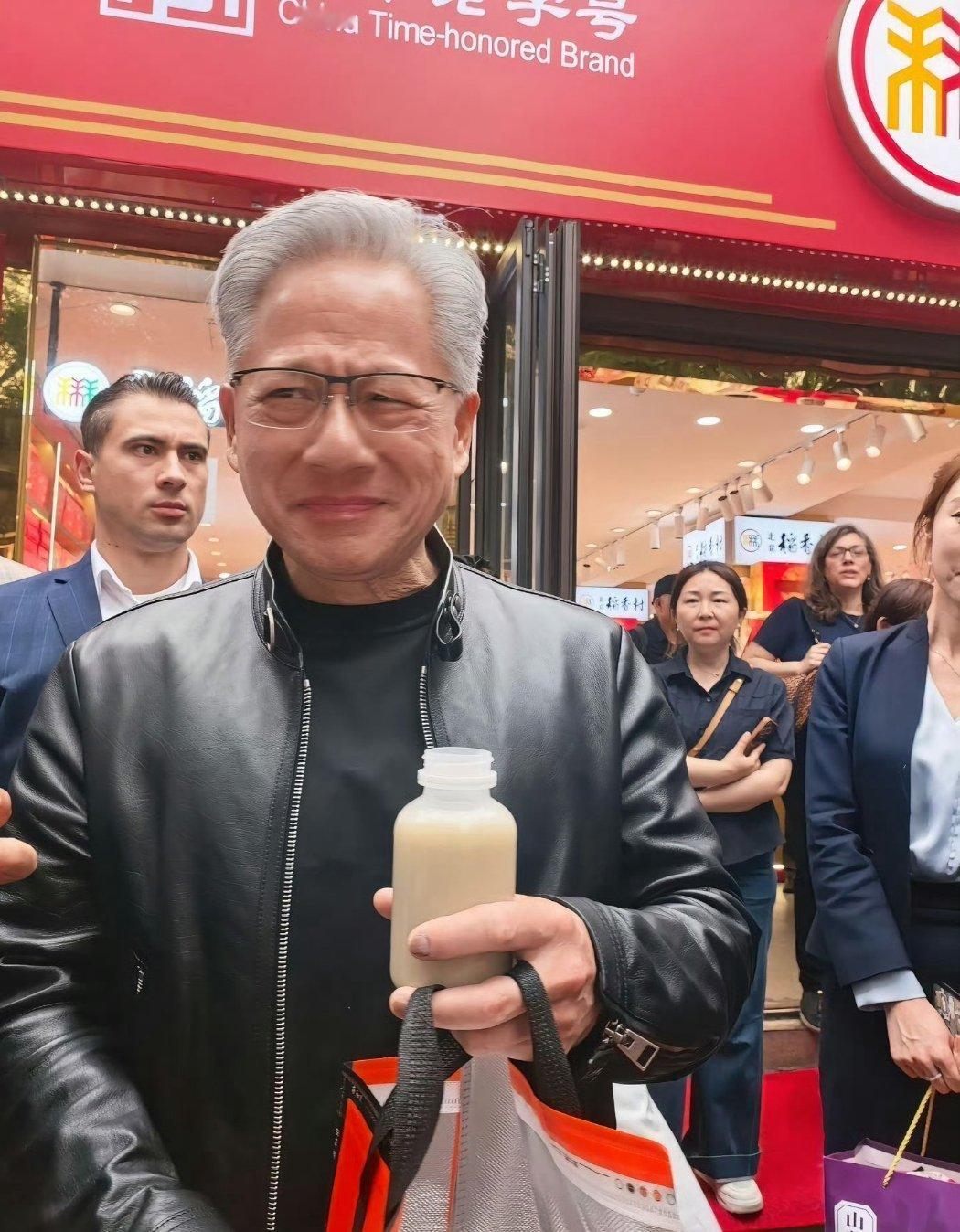黄仁勋喝豆汁儿直皱眉哈哈哈哈，豆汁是真不行，上次尝了一口，直接吐回去，大家不要轻